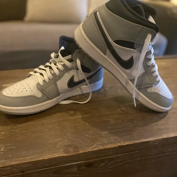 Air Jordan 1 Mid \'Light Smoke Grey\' 554724-078- hardly worn Air Jordan 1 Mid Light Smoke Grey Anthracite | 554724-078 main image 4